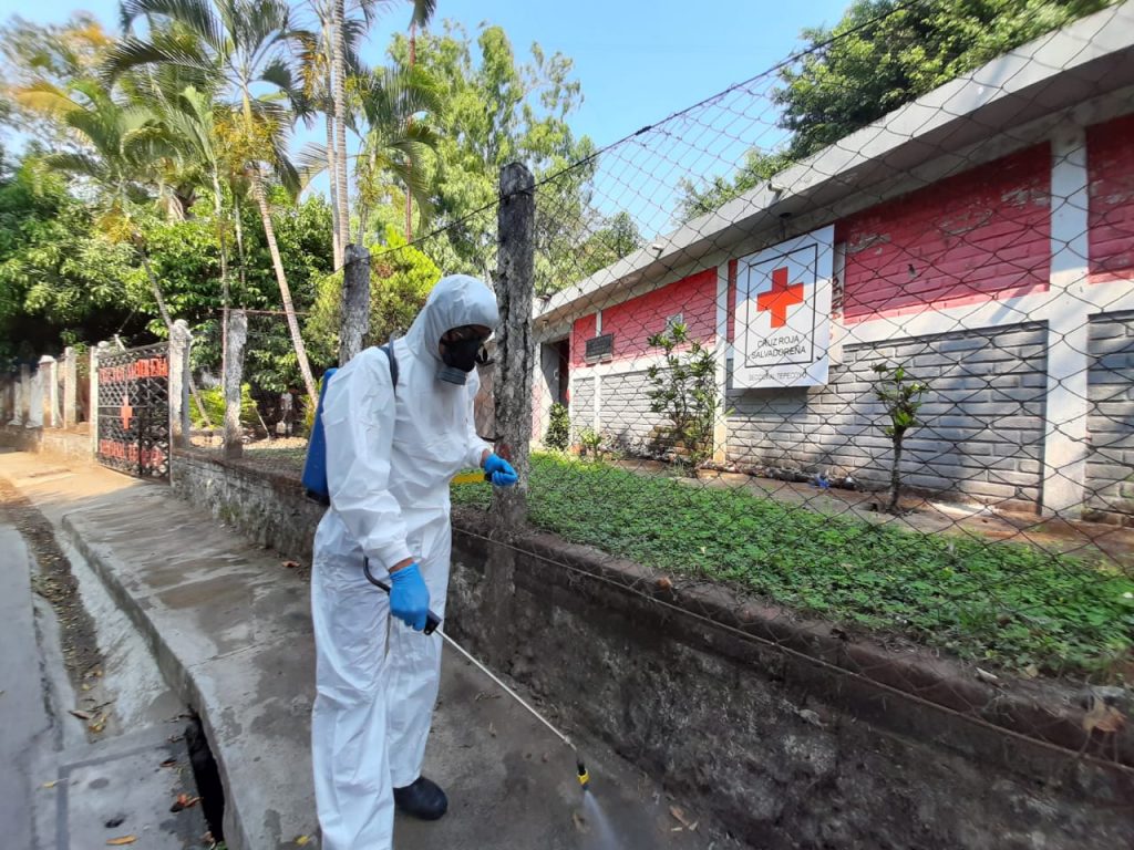 Desinfectando la sede de Cruz Roja Salvadoreña en Tepecoyo.
