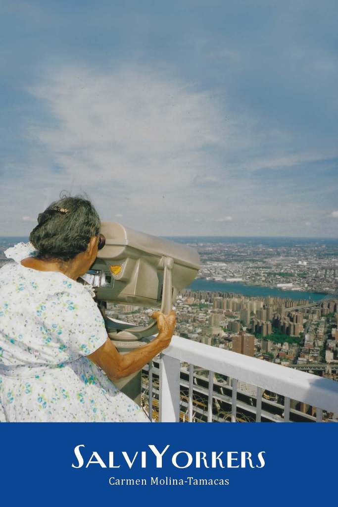 Salvadoreños en Nueva York - En la portada del libro, Gerónima Campos, de La Libertad, observa las Torres Gemelas
