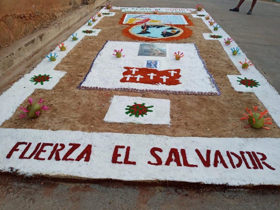 En Jujutla, Ahuachapan alfombras dan aliento este Viernes Santo