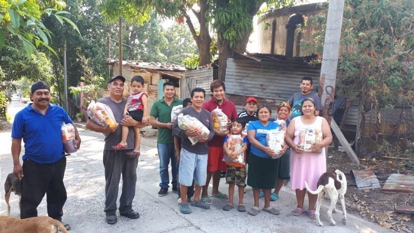 Salvadoreños solidarios apoyando en las emergencias