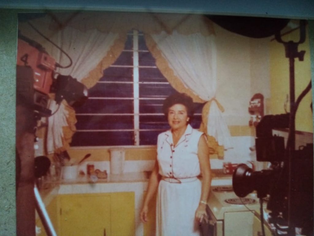 Vilma G. Escobar: La madre, la abuela, la autora del Aprendamos a Cocinar recetas de comidas salvadoreñas 