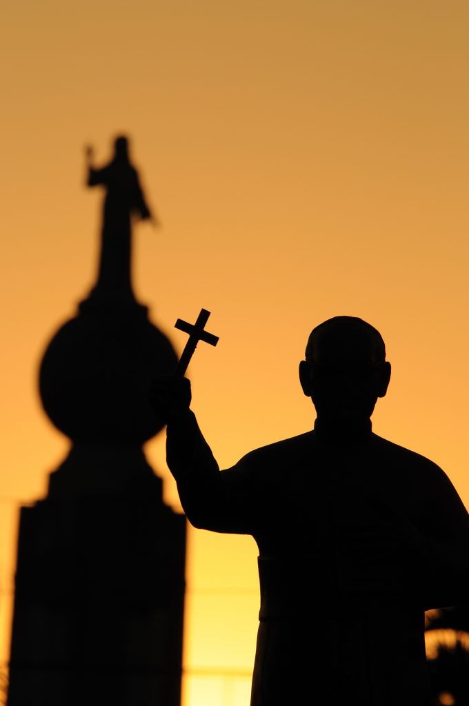 Monseñor Romero frente al Monumento al Divino Salvador del Mundo
