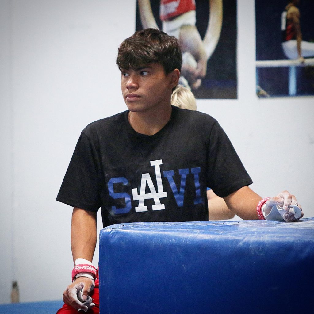 Carlos de León, el joven salvadoreño que destaca en la gimnasia en Estados Unidos