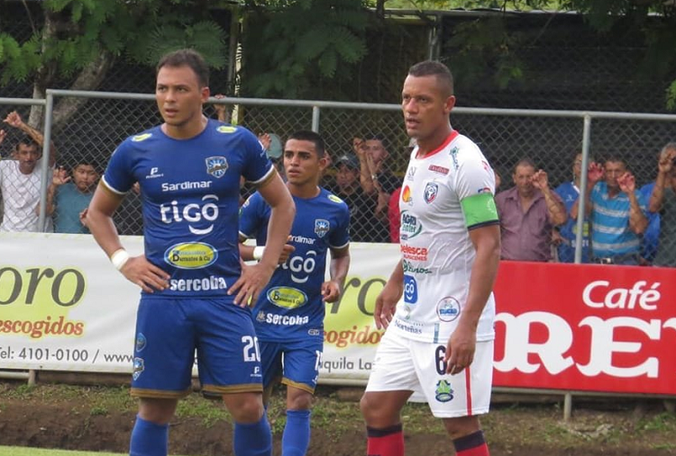 Léster Blanco, el futbolista salvadoreño quien jugó en más confederaciones