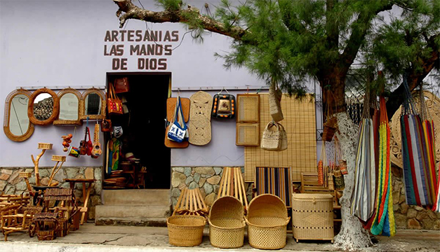Nahuizalco ha destacado por décadas por sus artesanías y muebles.