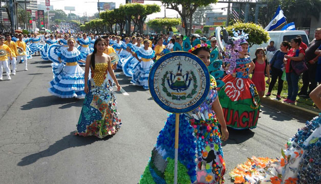 Desfile con colores y símbolos patrios de El Salvador