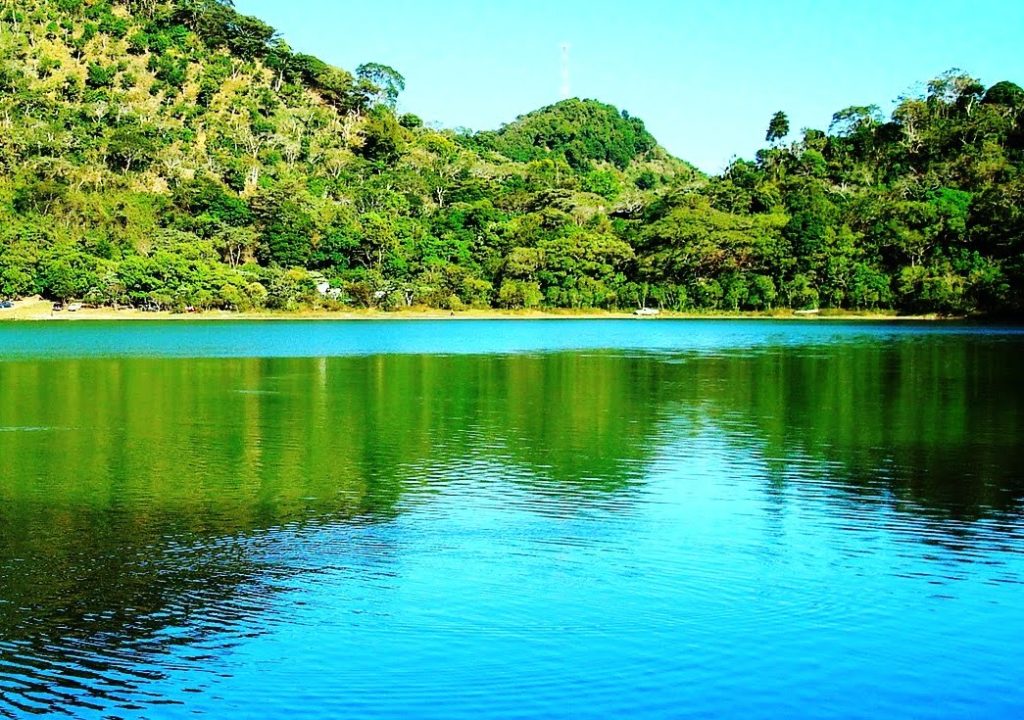 Fotografía de la Laguna de Alegría bautizada como la Esmeralda de América por Gabriela Mistral por su color verde intenso