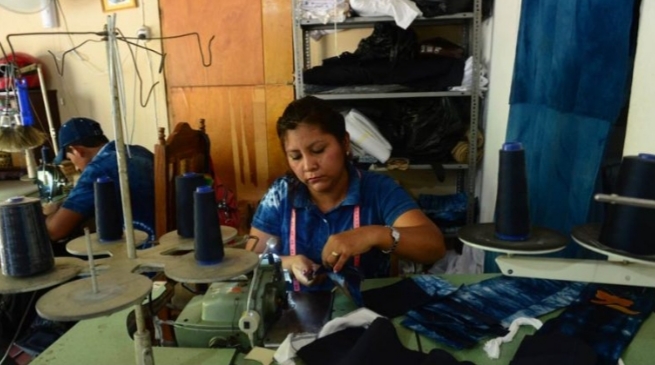 Muchas familias salvadoreñas se dedican a la artesanía con base de añil.