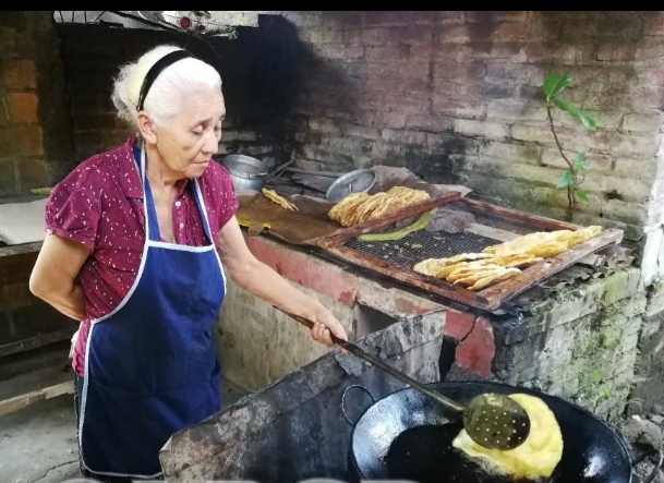 Doña Tila Ortíz preparando su receta de hojuelas salvadoreñas para día de muertos