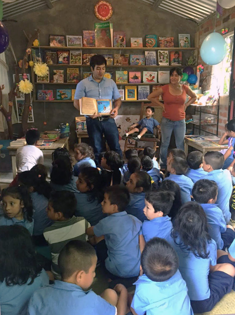 Escritores leen historias para niños en la Biblioteca de los Sueños en San Jacinto.e
