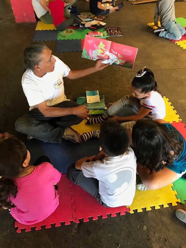 Jorge Argueta lee cuentos a niños de mercado San Jacinto