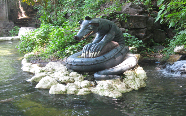 La cuyancúa es un ser mitológico con dominio sobre las aguas de los ríos y la lluvia.
