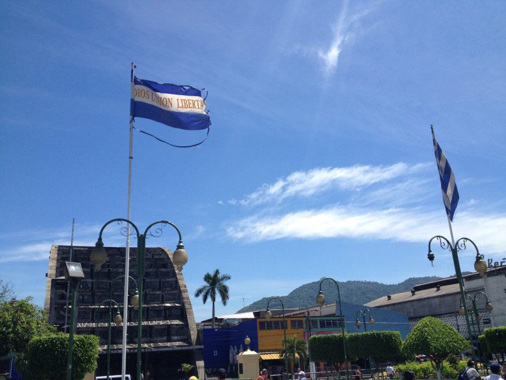 Bandera de El Salvador con el texto "Dios Unión Libertad"