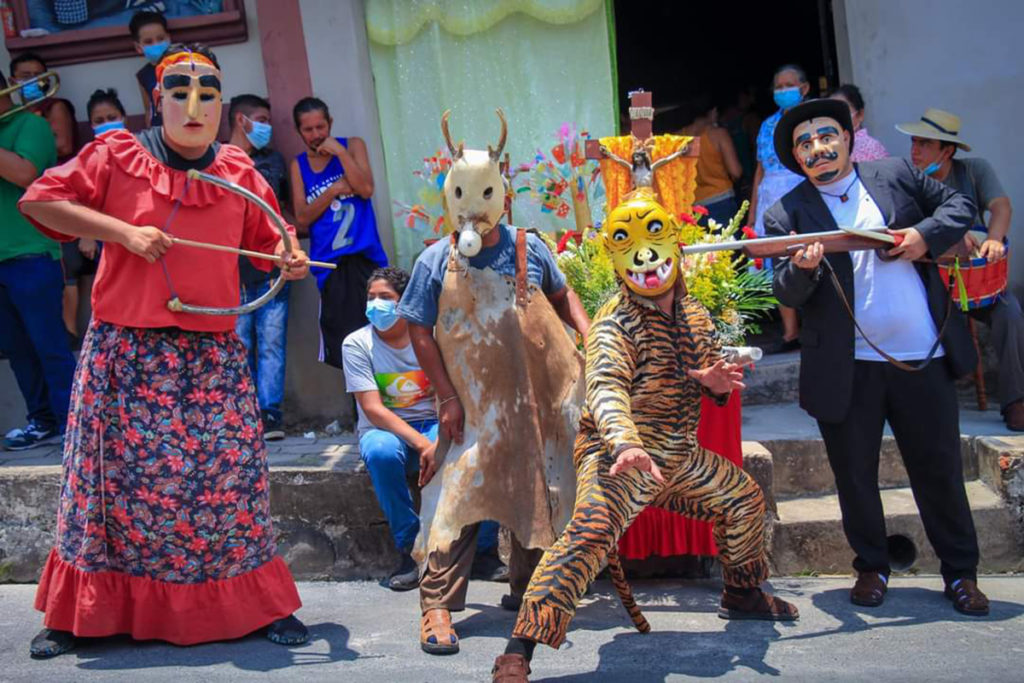 Personajes de la Danza del Tigre y el Venado