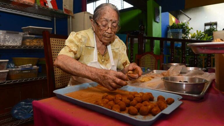 Doña Argelia Villalta elaborando sus famosos dulces