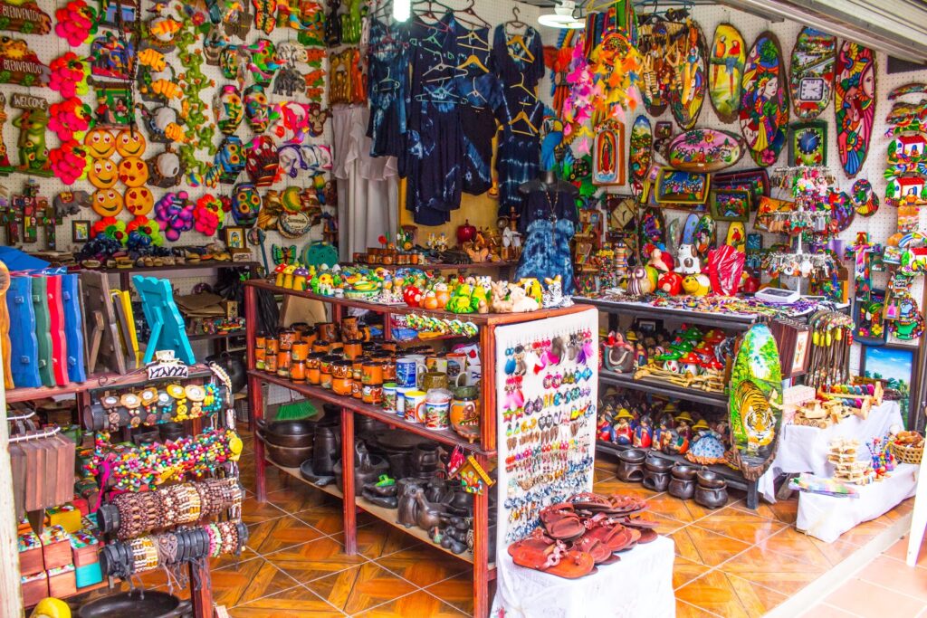 Vistazo a una venta de artesanías en La Palma, Chalatenango