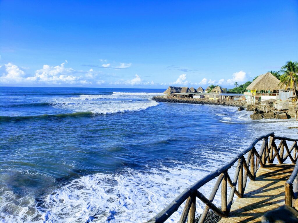 Diferentes playas de El Salvador ven impulsadas sus visitas gracias a Surf City.