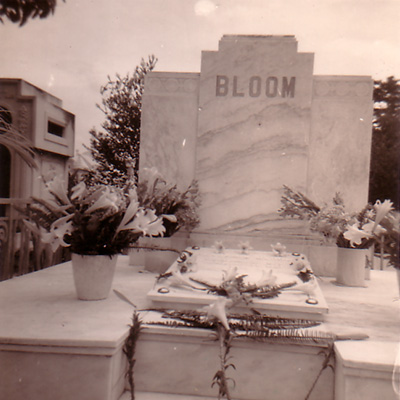 Tumba de Don Benjamín Bloom. Falleció el 31 de diciembre de 1951.