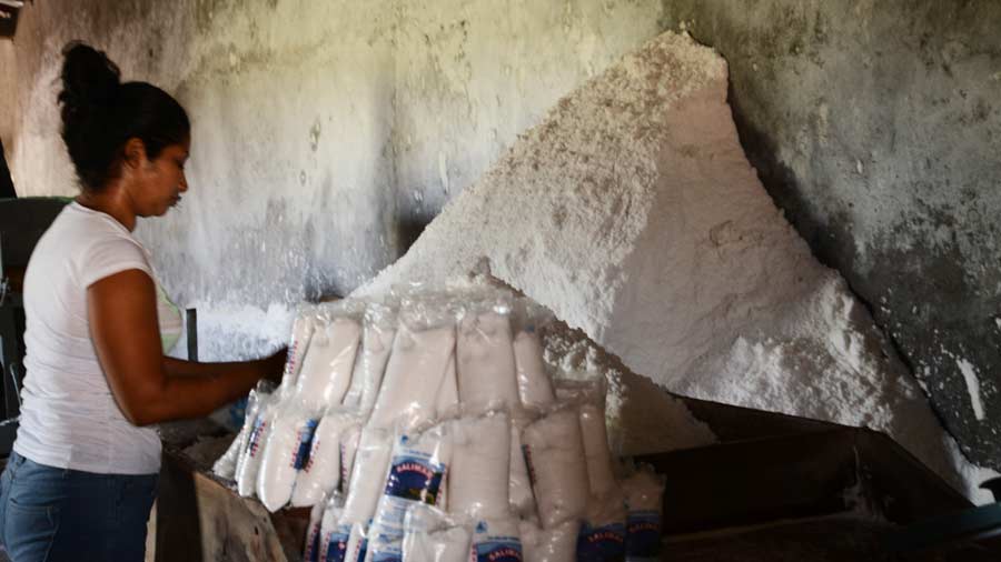  Las mujeres también trabajan en la producción de sal en San Alejo.