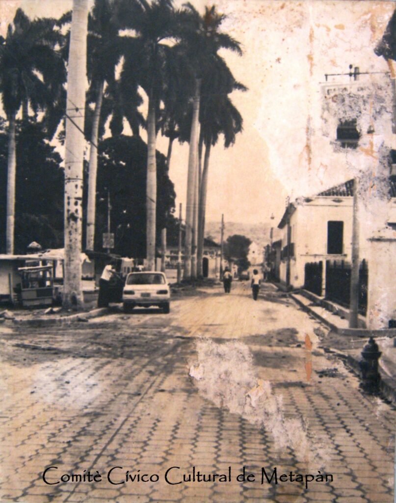 Avenida Benjamín Estrada Valiente entre la Iglesia y la Plaza, tomada en la segunda década de los 70.