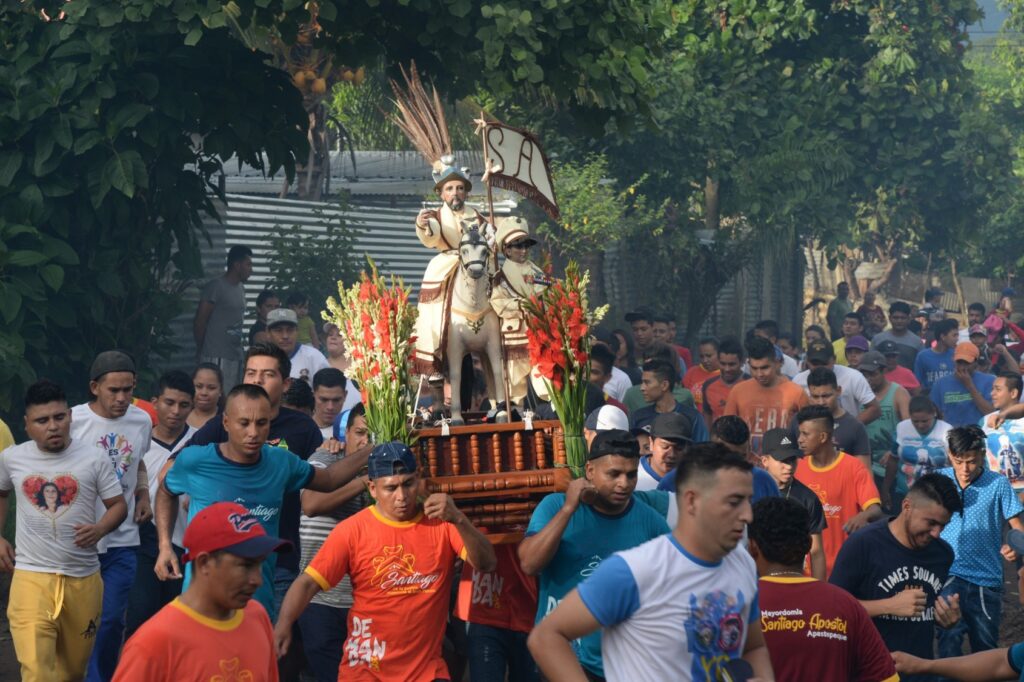Feligreses participan en la procesión de Santiago el Mayor.