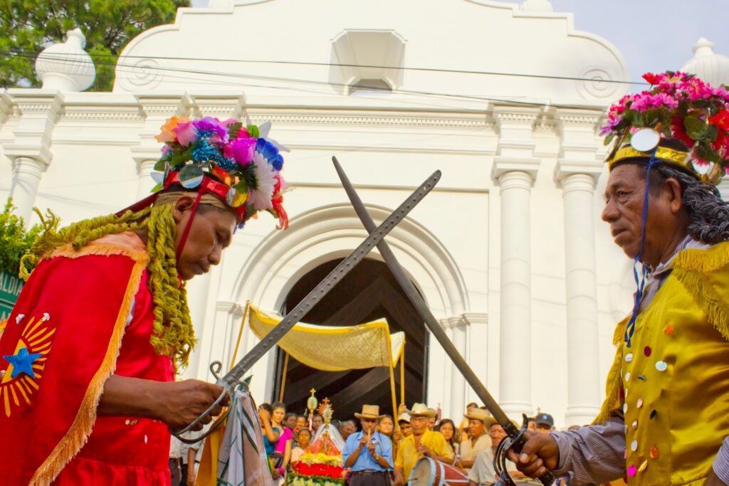 Izalco es un pueblo que ha mantenido sus tradiciones indígenas vivas con el paso de los años.