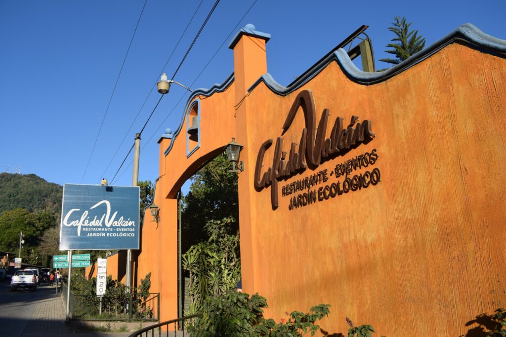 Restaurantes en El Boquerón recomendados - Entrada a Café del Volcán.