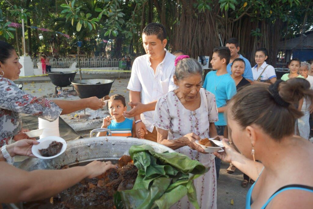 Habitantes de Tonacatepeque reciben ayote en miel como parte de la festividad.