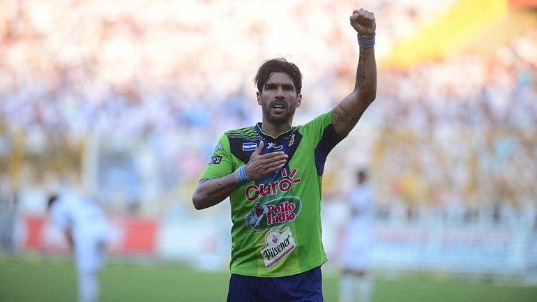 Sebastián Abreu en la final del Apertura 2016 donde se consagró campeón con Santa Tecla FC.