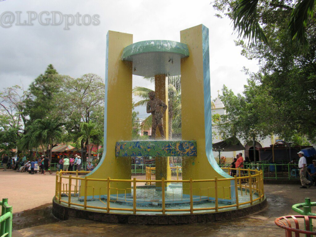 Estatua de Sifredo Chávez en el Parque Central Los Emigrantes.