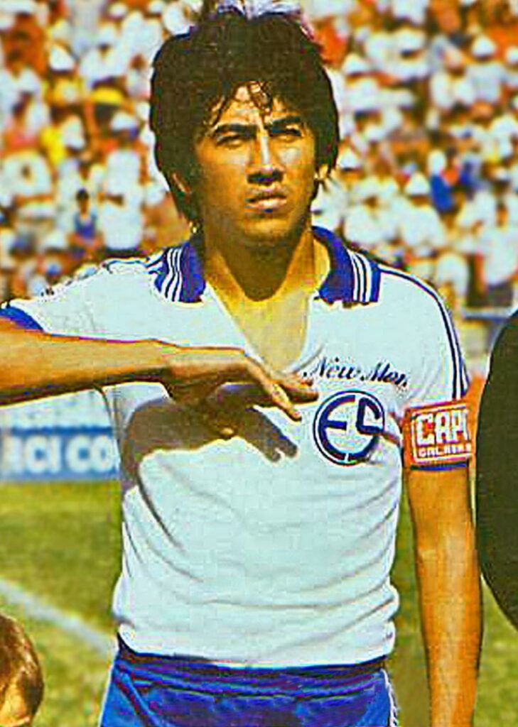 Norberto Huezo representando a El Salvador en un partido internacional.