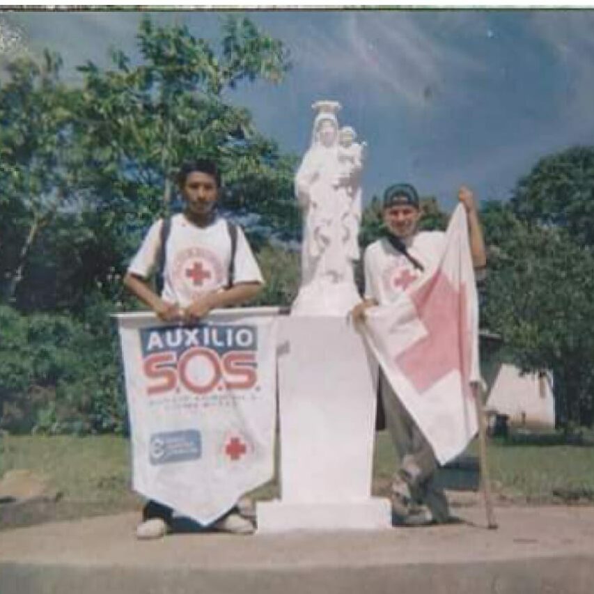 El padre de Josué (a la izquierda), Saúl de Jesús Sánchez fue voluntario de Cruz Roja Salvadoreña en 1997. 
