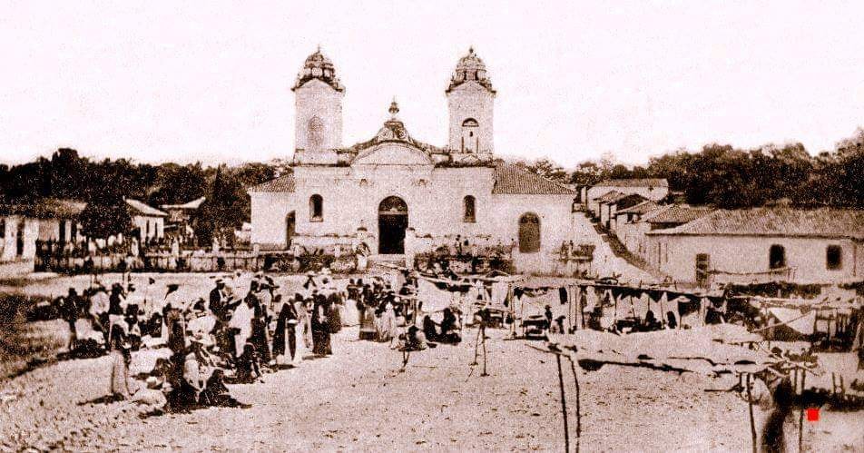 Fachada exterior de la Iglesia San Miguel Arcángel, tomada en 1905.