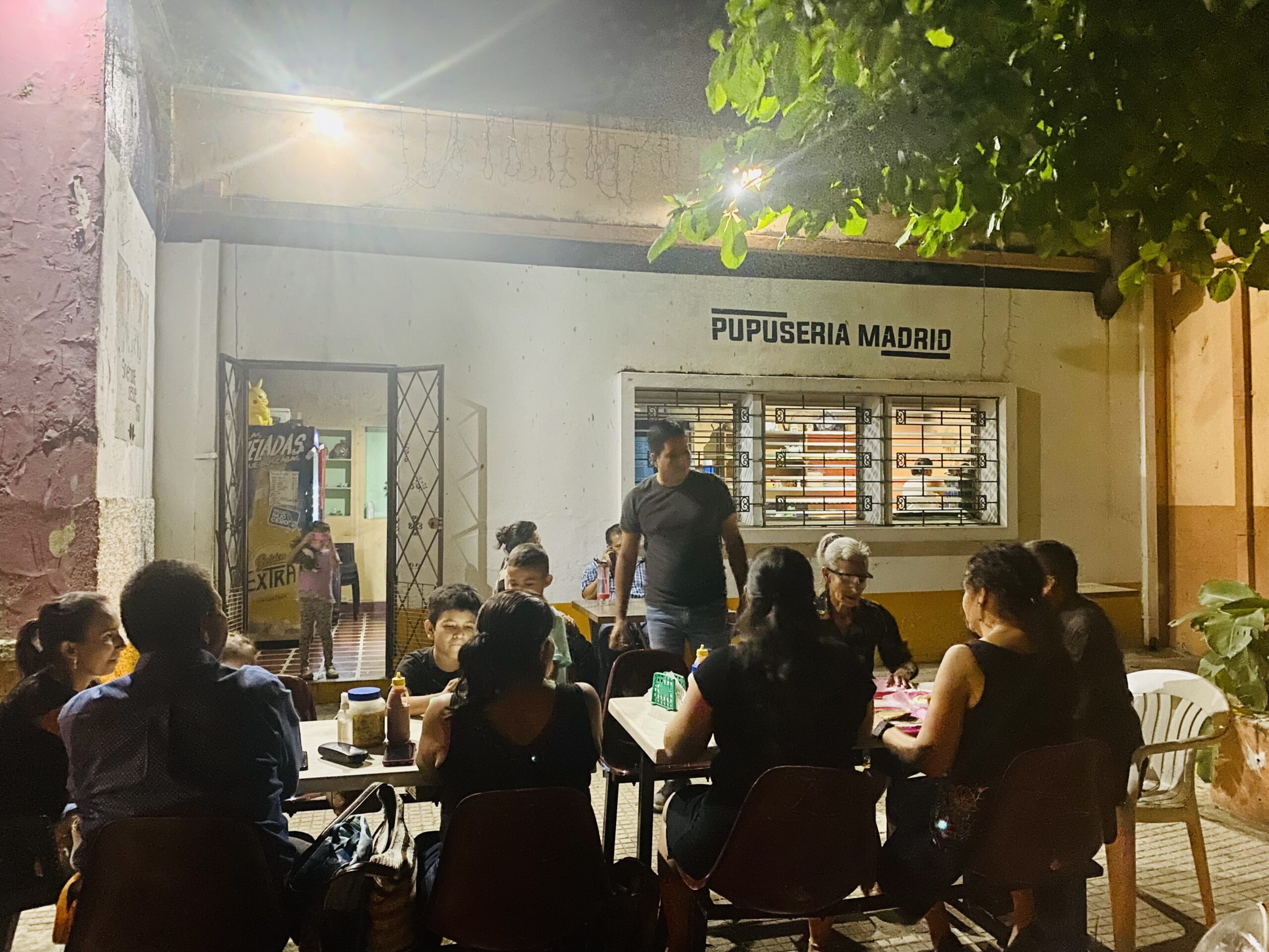 Pupusería Madrid: Pupusas en comal en Santa Ana | Guanacos