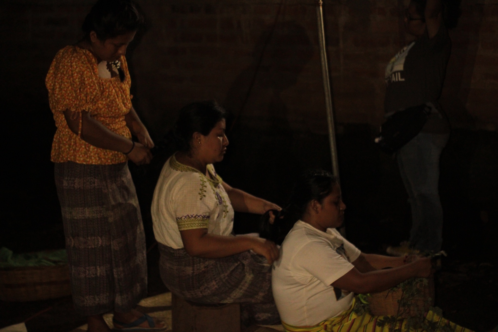 Colectivo Acapate - Habitantes de las comunidades en una actuación del grupo de teatro Tuhuapan