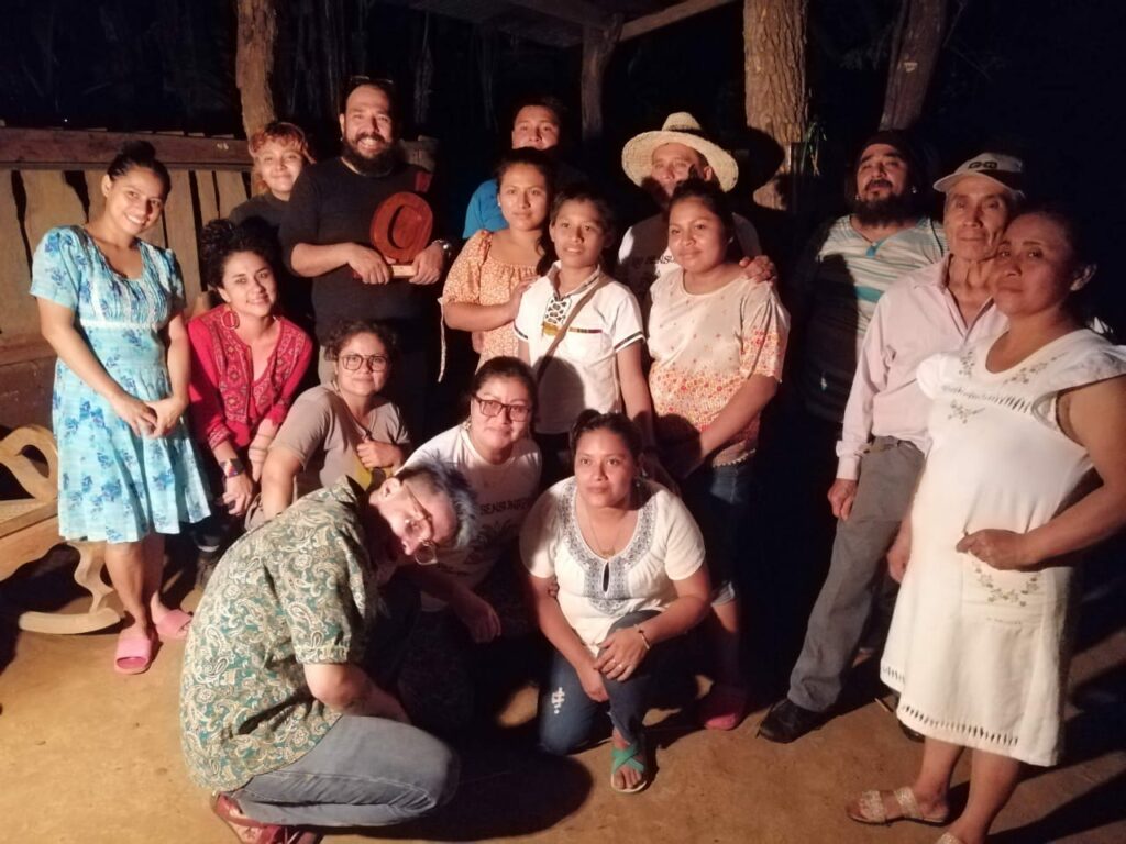Marco Paiz (agachado) junto a los miembros del Colectivo Acapate y los habitantes de las comunidades, posando para una fotografía.