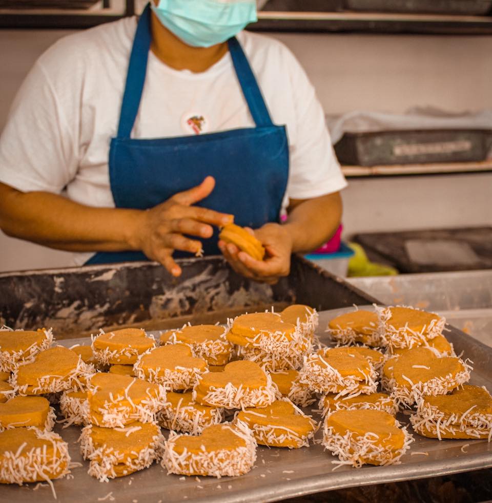 Dulcerías en El Salvador - Preparación de productos para Dulces Tía Toya.