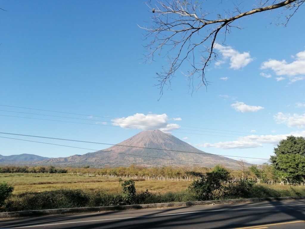 Vistazo del volcán Chaparrastique de San Miguel, desde las calles de El Tránsito.