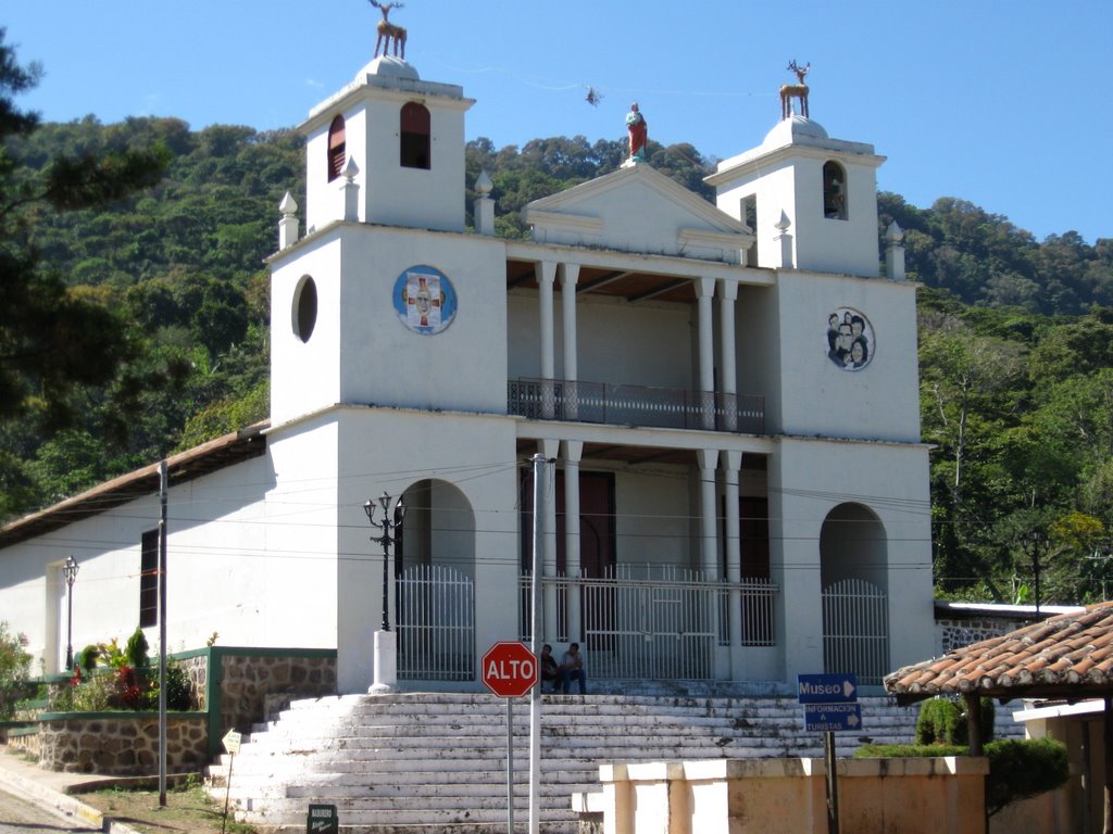 Fachada exterior de la Parroquia San Pedro Apóstol.