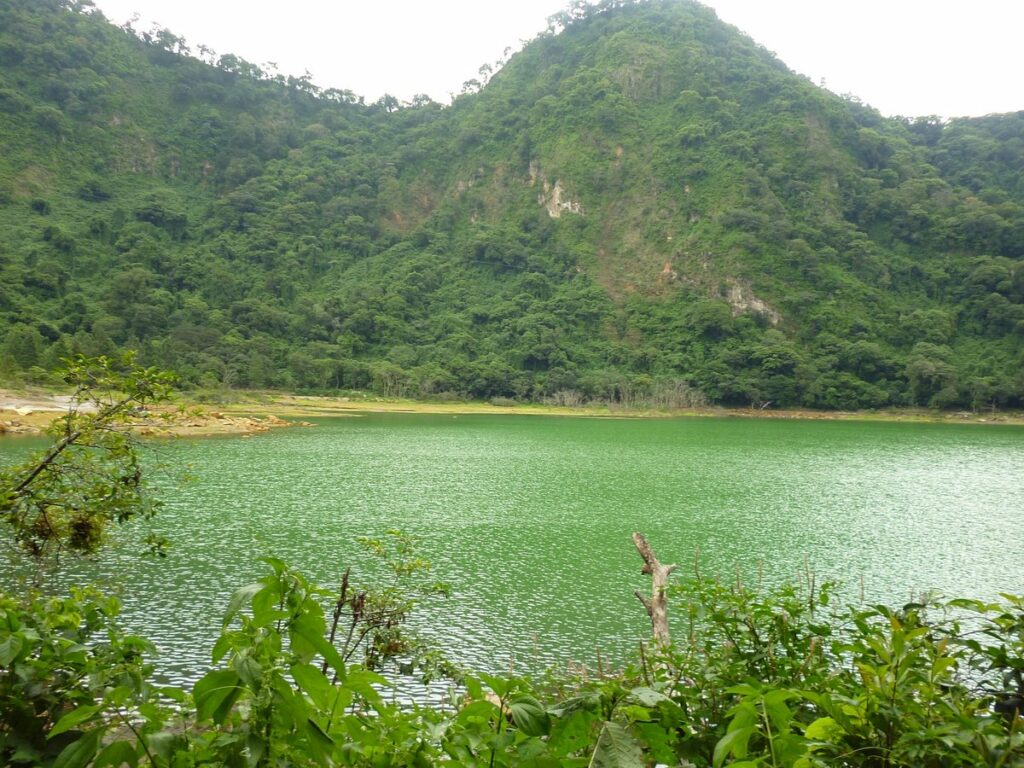 Fotografía de la Laguna de Alegría, donde se aprecian sus aguas color turquesa.