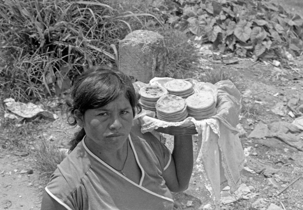 Vendedora de pupusas en las calles de Apopa en 1990.