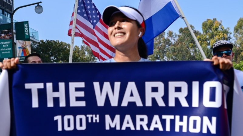 Jocelyn Rivas ganando su maratón número 100.