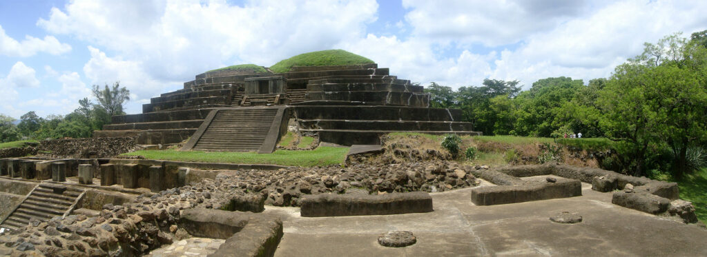 Sitios arqueológicos en El Salvador - Tazumal llamado “Lugar donde se consumen almas” en lengua nahua-quiché. 