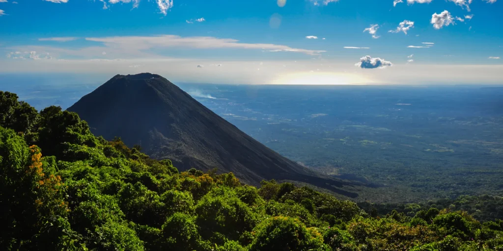 Vistazo al volcán de San Salvador, uno de los volcanes activos en El Salvador. 