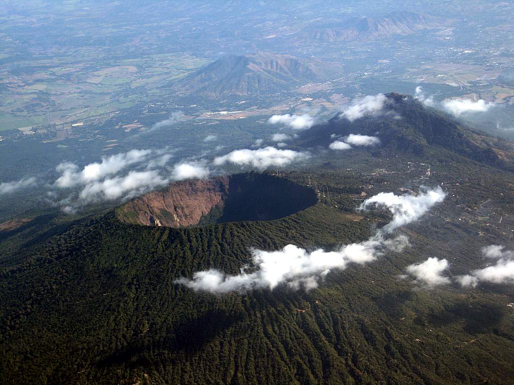 Vistazo aéreo del volcán de San Salvador. 