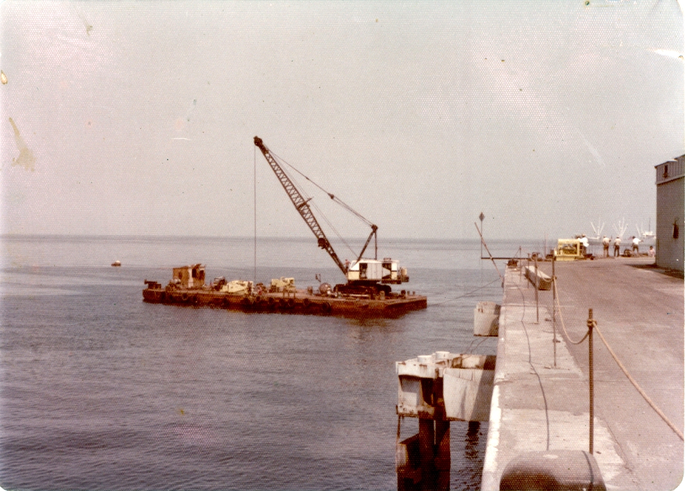 En diferentes períodos de la historia, el puerto de Acajutla ha tenido diferentes procesos de construcción y remodelación. 