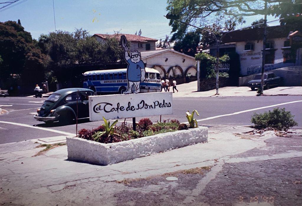 Fotografía del rótulo en la entrada del restaurante en los años setentas y ochentas.