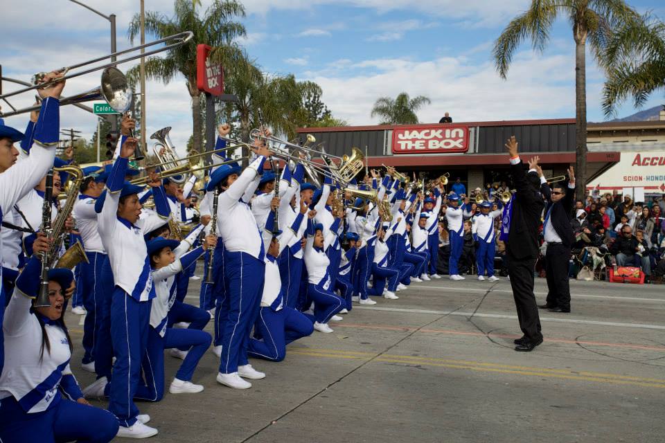 Fotografías de la participación de la Banda El Salvador en el Desfile de las Rosas en 2013. Imágenes cortesía.