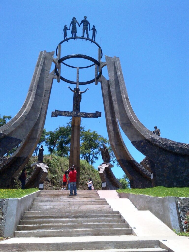 Ruta de la Paz - Monumento a la Paz y Reconciliación en el municipio de Meanguera, Morazán.
