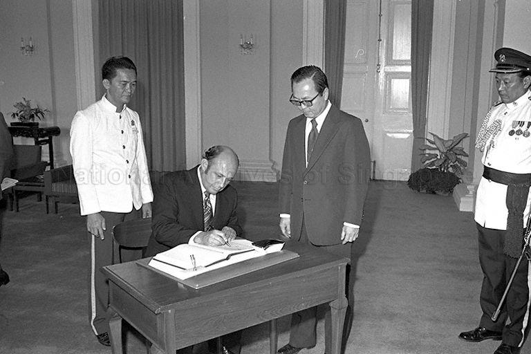 Walter Béneke firma el libro de invitados a su llegada al edificio principal de Istana, Singapur para presentar sus credenciales al presidente Dr. Benjamin Henry Sheares.